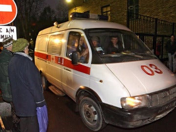 Una ambulancia sale del complejo hospitalario en Rusia