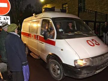 Una ambulancia sale del complejo hospitalario en Rusia Una ambulancia sale del complejo hospitalario en Rusia