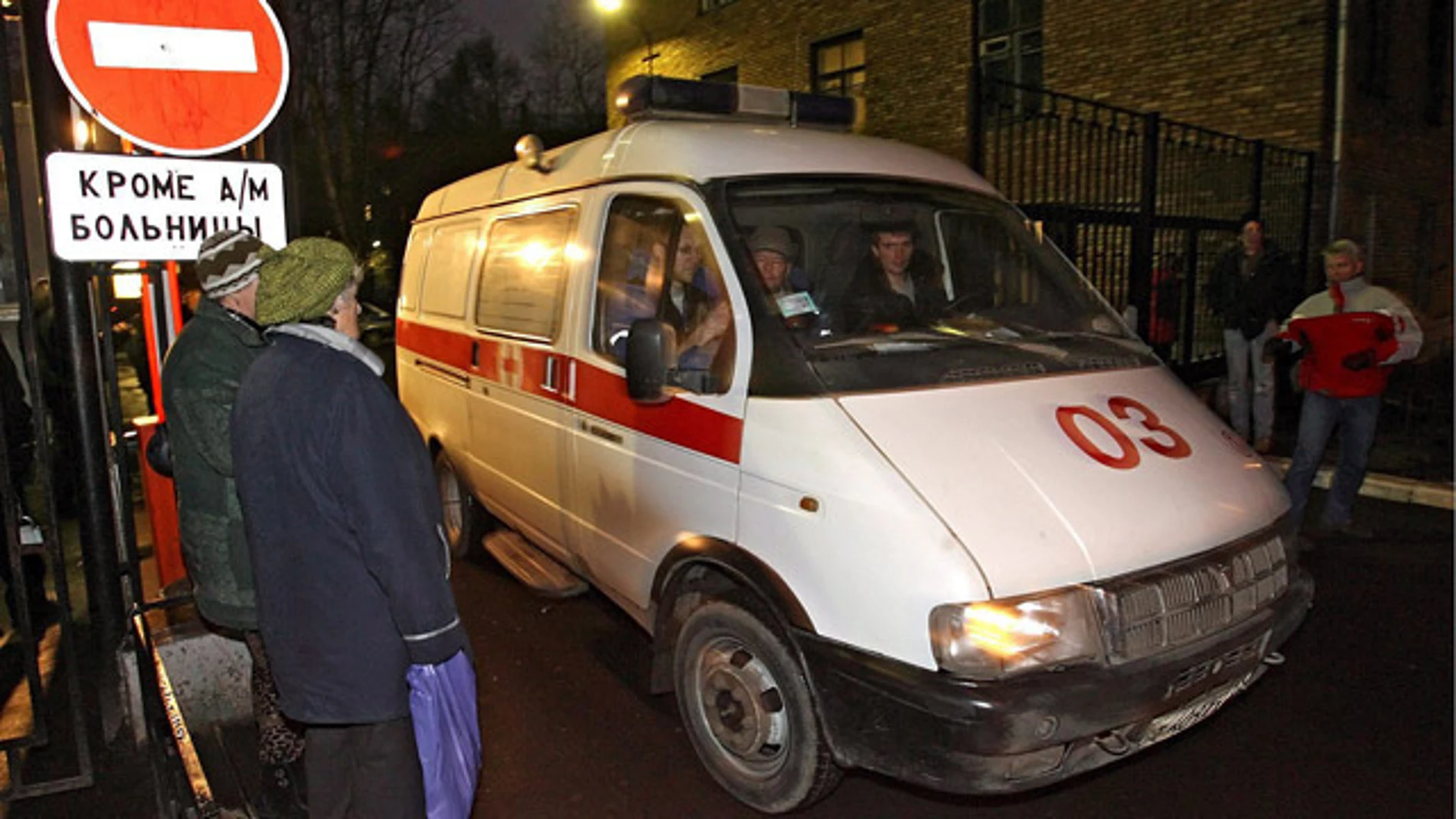 Una ambulancia sale del complejo hospitalario en Rusia Una ambulancia sale del complejo hospitalario en Rusia