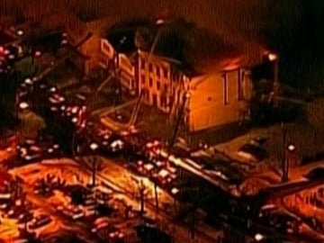 Un incendio destruye un edificio de apartamentos que estaba vacío Un incendio destruye un edificio de apartamentos que estaba vacío