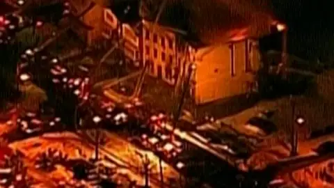 Un incendio destruye un edificio de apartamentos que estaba vacío Un incendio destruye un edificio de apartamentos que estaba vacío