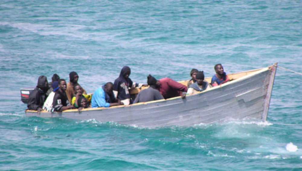 Una patera con 12 personas, una de ellas menor, llega a la costa de Torrevieja (Alicante) 