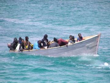 Una patera con 12 personas, una de ellas menor, llega a la costa de Torrevieja (Alicante) 