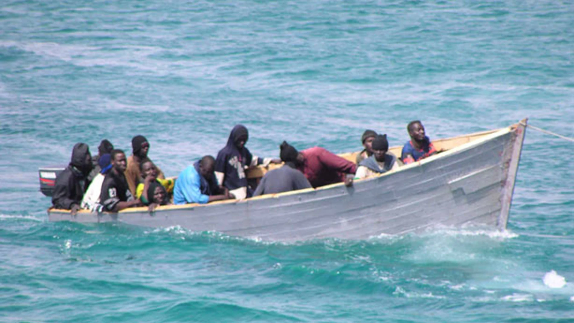 Una patera con 12 personas, una de ellas menor, llega a la costa de Torrevieja (Alicante) Una patera con 12 personas, una de ellas menor, llega a la costa de Torrevieja (Alicante)