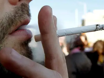 Un hombre fumando Un hombre fumando