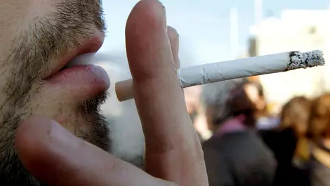 Un hombre fumando Un hombre fumando