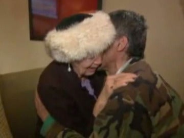 El indigente de la voz de oro se re&uacute;ne con su madre