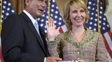 Giffords toma posesión de su cargo