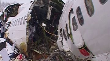 Al menos 77 muertos y una treintena de supervivientes al estrellarse un avión