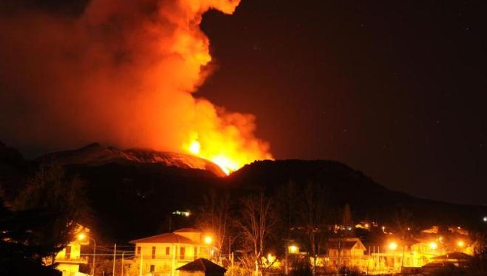 El monte Etna entra en erupción