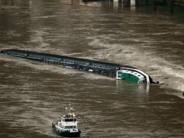 Un barco con ácido naufraga en el Rin