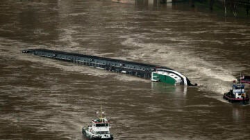 Un barco con ácido naufraga en el Rin