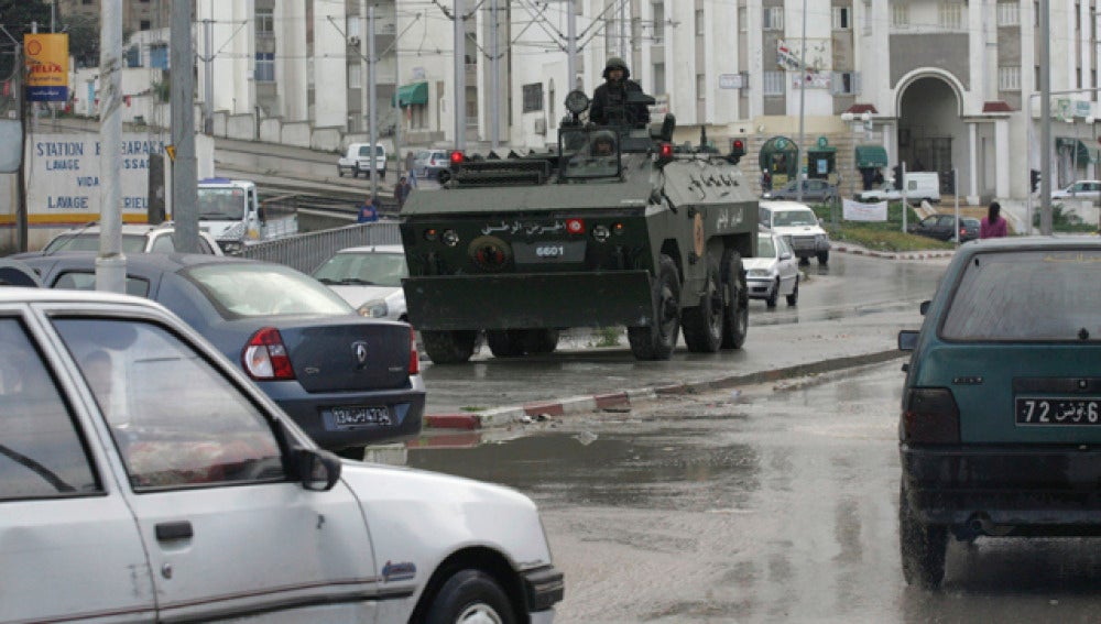 Disturbios pese al toque de queda en Túnez