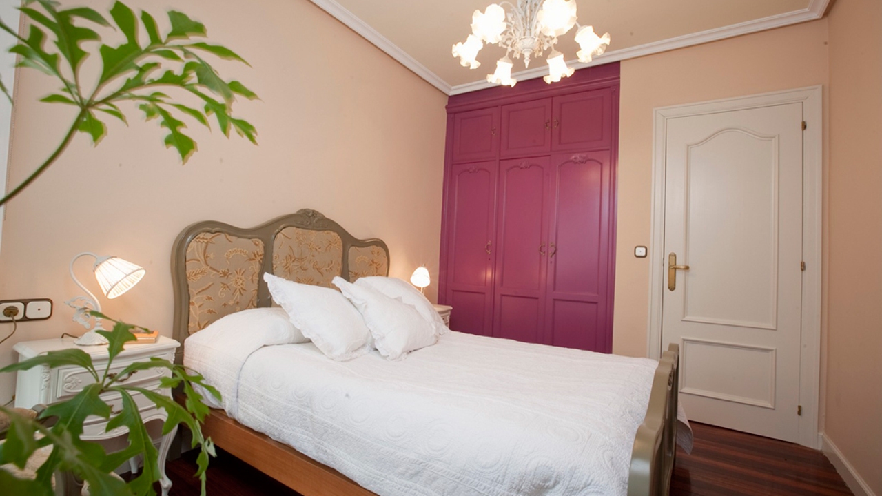 Dormitorio con muebles antiguos
