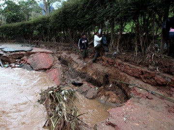 Destrozo s y muerte en las inundaciones en Brasil