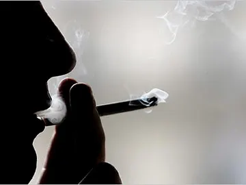 Fumando en la sombra Fumando en la sombra