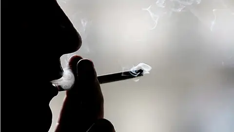 Fumando en la sombra Fumando en la sombra