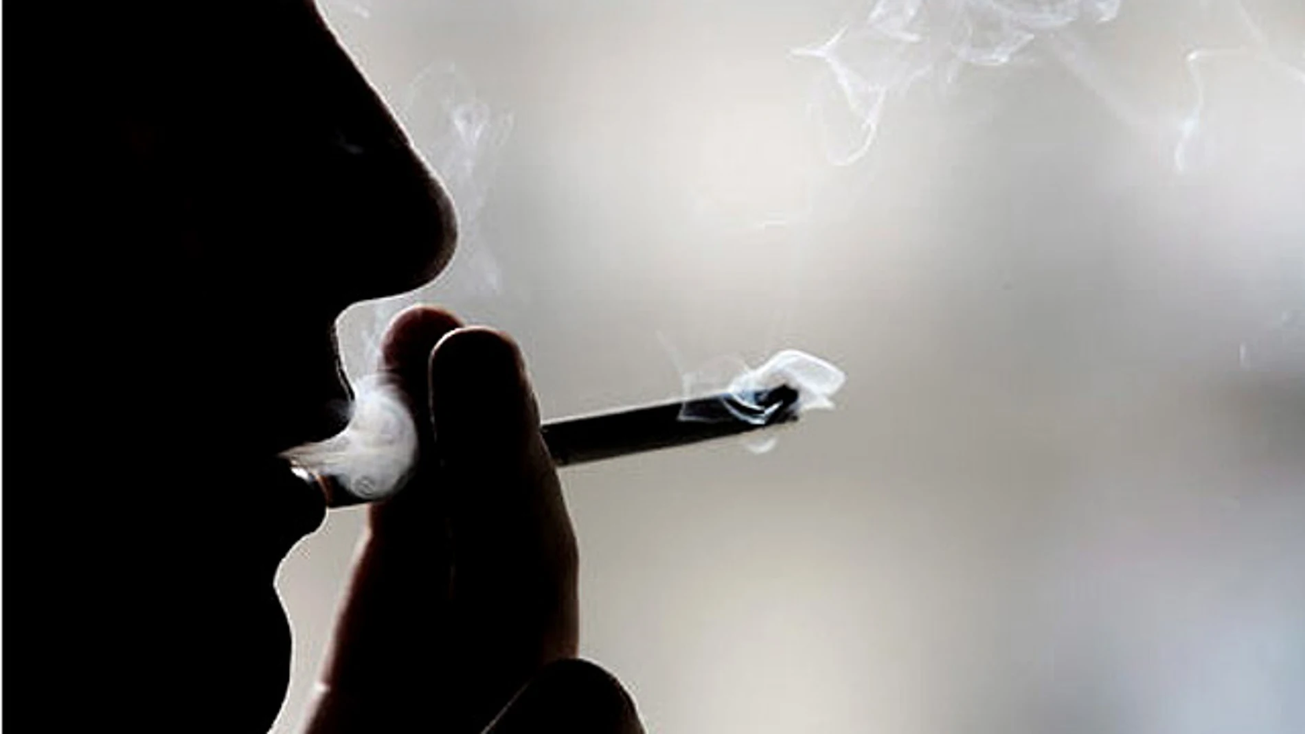 Fumando en la sombra Fumando en la sombra