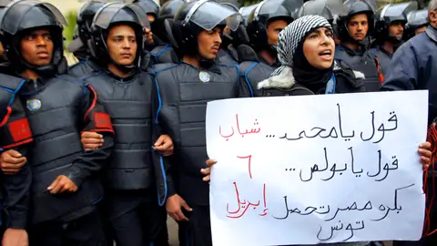 Estudiantes 'encerrados' en el aeropuerto de Túnez Estudiantes 'encerrados' en el aeropuerto de Túnez