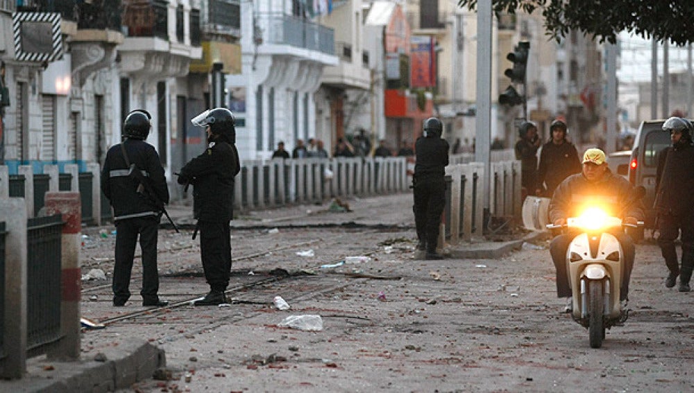 El ejército de Túnez vigila las calles