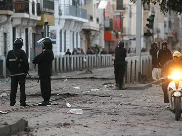 El ejército de Túnez vigila las calles El ejército de Túnez vigila las calles