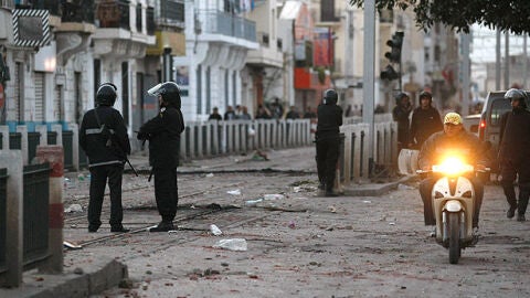 El ej&eacute;rcito de T&uacute;nez vigila las calles