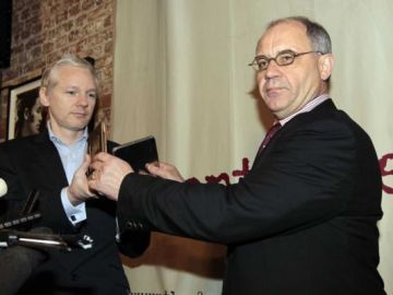 Assange recibe los documentos de Rudolf Elmer