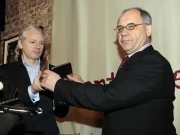 Assange recibe los documentos de Rudolf Elmer Assange recibe los documentos de Rudolf Elmer