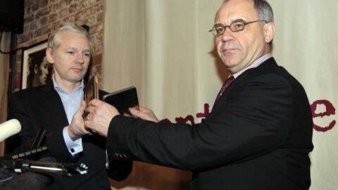 Assange recibe los documentos de Rudolf Elmer