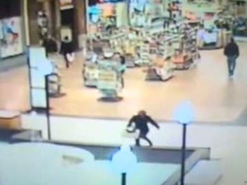 Cae a una fuente por mandar un mensaje con el móvil