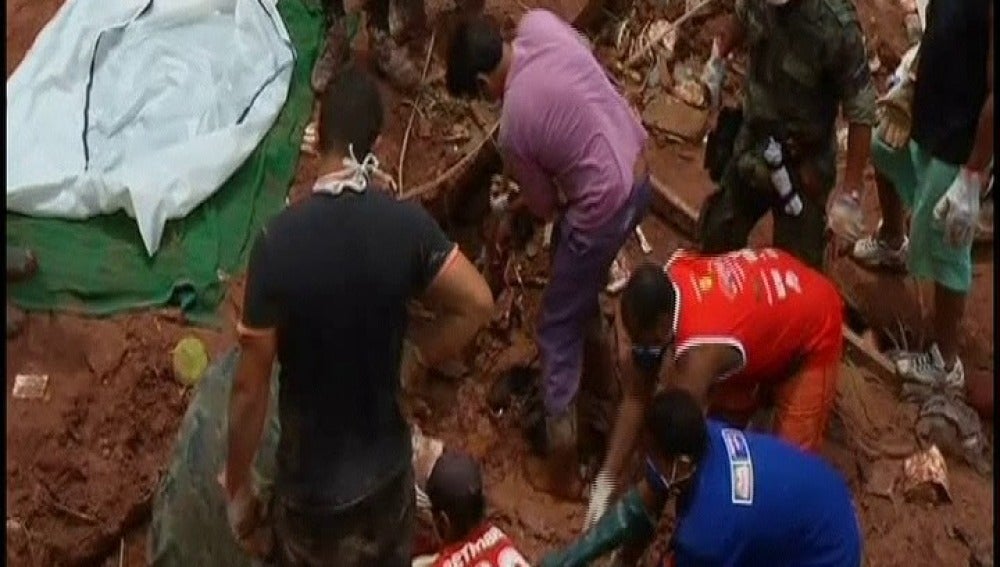 Poco a poco se van desenterrando del lodo y el barro las víctimas de las inundaciones 