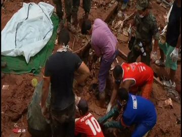 Poco a poco se van desenterrando del lodo y el barro las víctimas de las inundaciones 