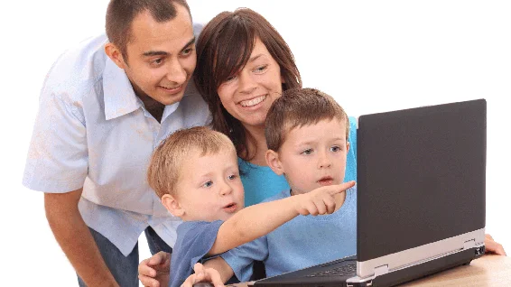 Los expertos recomiendan a los padres participar en la educaci&oacute;n tecnol&oacute;gica de sus hijos.
