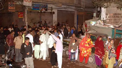 Residentes se agolpan en las calles tras el seísmo Residentes se agolpan en las calles tras el seísmo