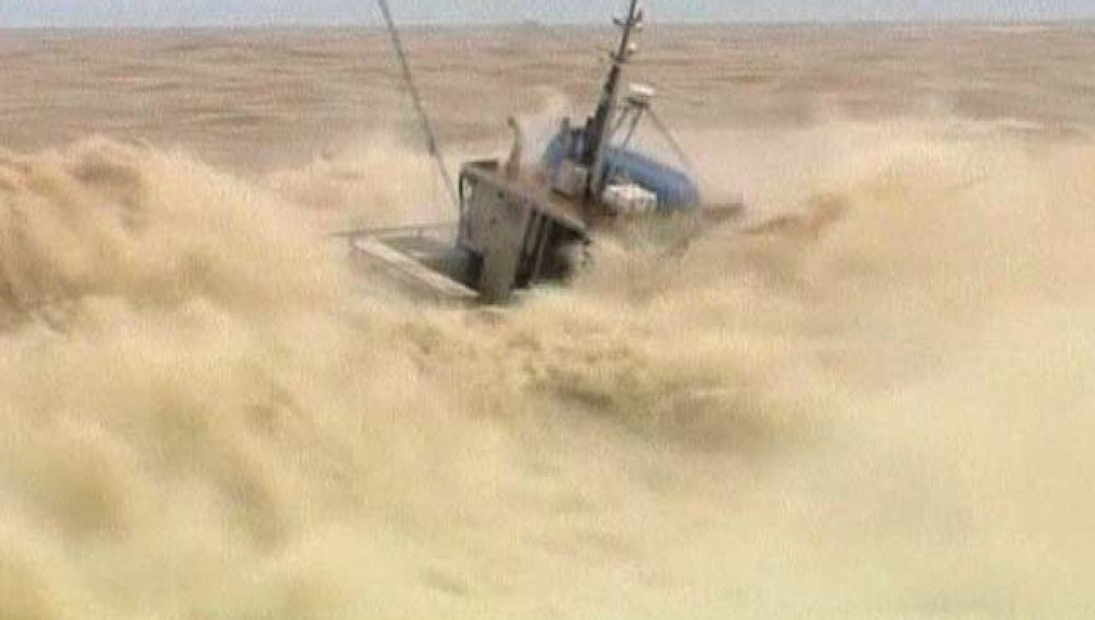 Un pesquero a punto de ser tragado por el mar