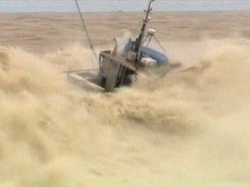 Un pesquero a punto de ser tragado por el mar