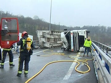 Bomberos tras sofocar el incendio de un camión Bomberos tras sofocar el incendio de un camión