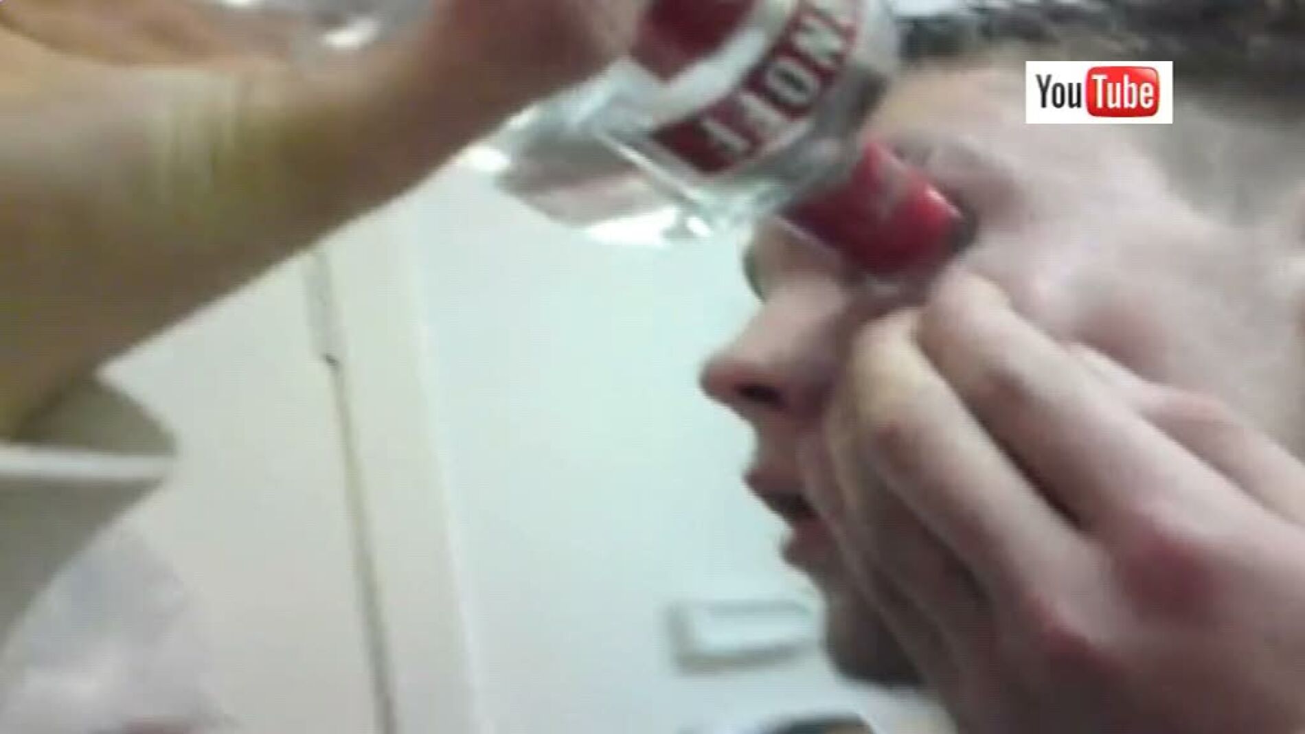 Un joven practica el 'eyeballing'