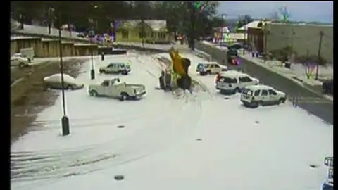 Quitanieves en un socavón Quitanieves en un socavón