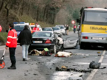 Choque entre un autobús y un coche Choque entre un autobús y un coche