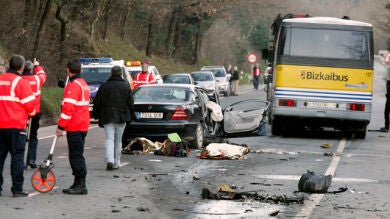 Dos muertos y 27 heridos en el choque frontal de un turismo y un autobús en Vizcaya