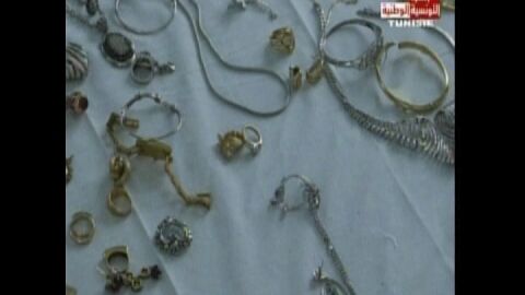 La Televisi&oacute;n de T&uacute;nez muestra las joyas incautadas al expresidente