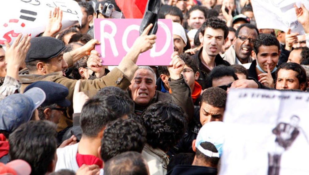 Protesta en contra de la RCD en Túnez
