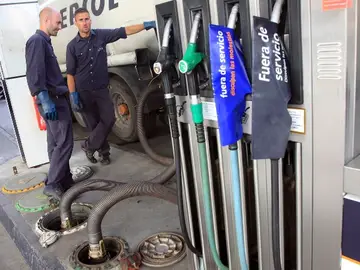 Rellenando carburantes en una gasolinera Rellenando carburantes en una gasolinera