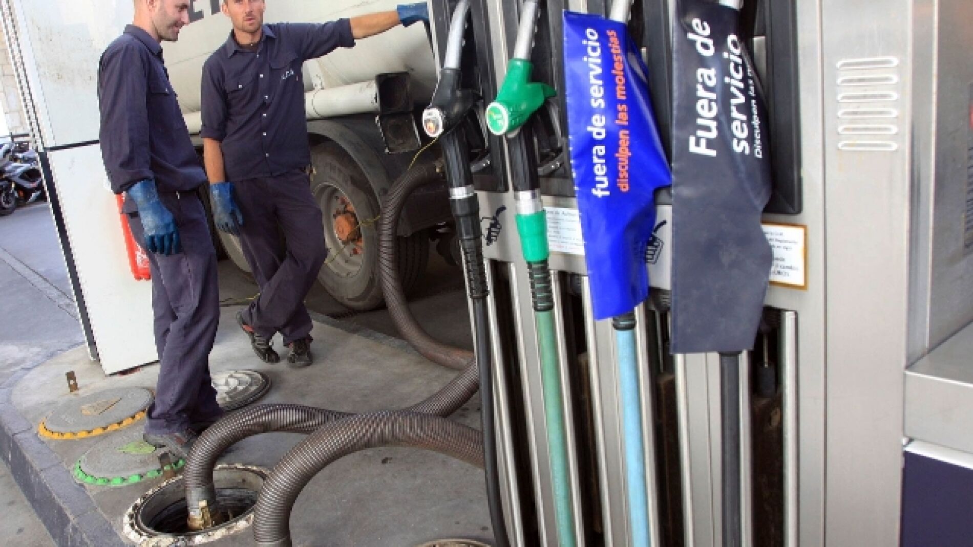 Rellenando carburantes en una gasolinera