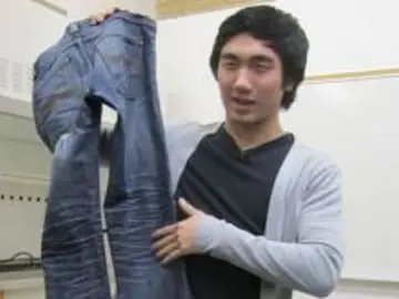 Josh Le muestra los pantalones del experimento Josh Le muestra los pantalones del experimento