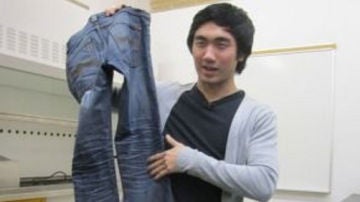 Josh Le muestra los pantalones del experimento