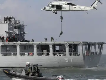 Efectivos de la Marina de Corea del Sur Efectivos de la Marina de Corea del Sur