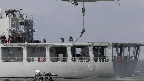 Efectivos de la Marina de Corea del Sur Efectivos de la Marina de Corea del Sur