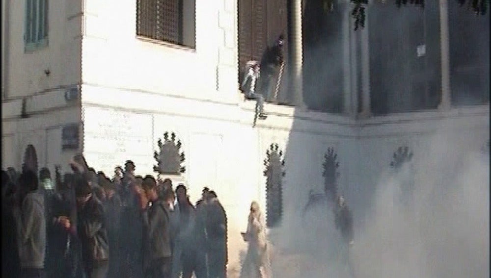 En Túnez la policía dispersa con gases lacrimógenos a los manifestantes